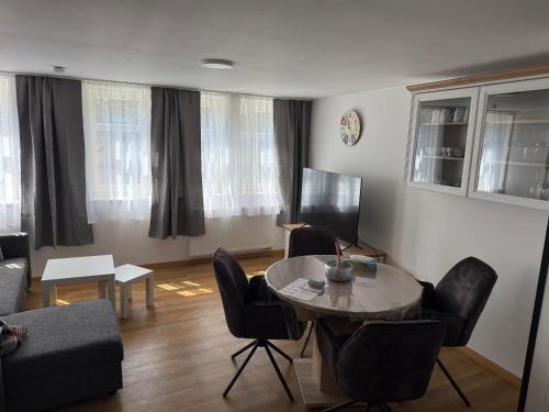 TV a/nebo společenská místnost v ubytování Ferienwohnung Vierjahreszeiten Sommer