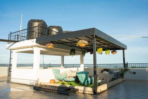 Un balcón o terraza de Stylish & Secure 2BR with free Parking & Wi-Fi Included