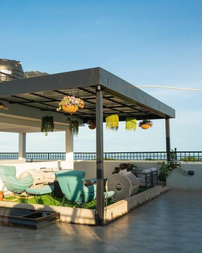 Un balcón o terraza de Stylish & Secure 2BR with free Parking & Wi-Fi Included