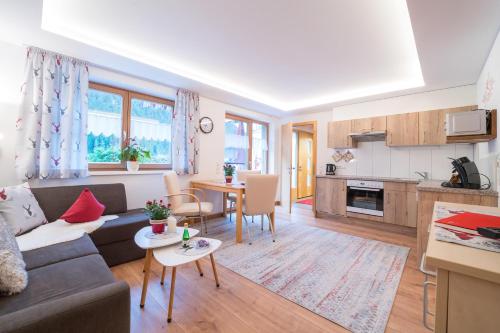 een woonkamer met een bank en een tafel bij Haus Barbara in Sankt Gallenkirch