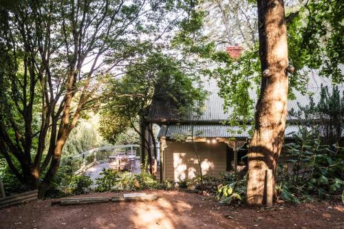 O grădină în afara Woolrich Historic Garden Cottage