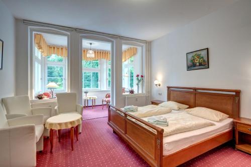 ヘリングスドルフにあるVilla Lindemannのベッドルーム1室(ベッド1台、テーブル、椅子付)