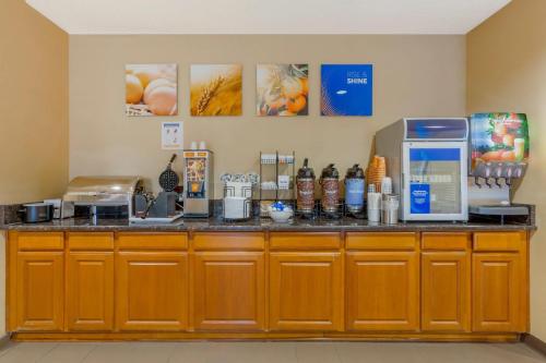 een toonbank in een winkel met aasteryasteryasteryasteryasteryasteryasteryasteryasteryasteryasteryastery bij Comfort Inn & Suites Socorro in Socorro