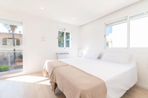 カラ・ミラーにあるApartamento las palmeras 1の白いベッドルーム(大型ベッド1台、窓付)