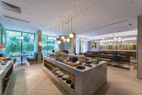 a restaurant with a buffet in the middle of a room at Manxin Hotel Guangzhou Baiyun Airport Branch in Guangzhou