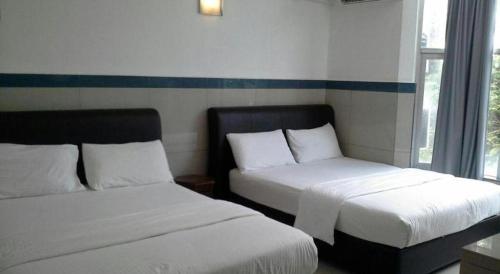 Letto o letti in una camera di Burmahtel Hotel