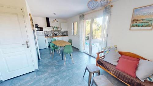 un salon avec un canapé et une table dans l'établissement Gîte de La Durantais, à Epiniac