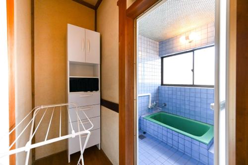 a bathroom with a tub and a window at Oyakata Sekigahara, near the Tokugawa Ieyasu Battle of Sekigahara and Nakasendo, 8LDK, 1 building for rent in Sekigahara