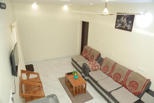 una sala de estar con un sofá y una mesa en Palm Paradise Beach Resort Varkala, en Varkala