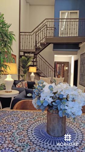 Χώρος καθιστικού στο SkyHouse by Ace Luxe
