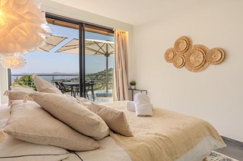 une chambre avec un lit avec vue sur l'océan dans l'établissement Rooftop villa in Lavandou, panoramic view, au Lavandou