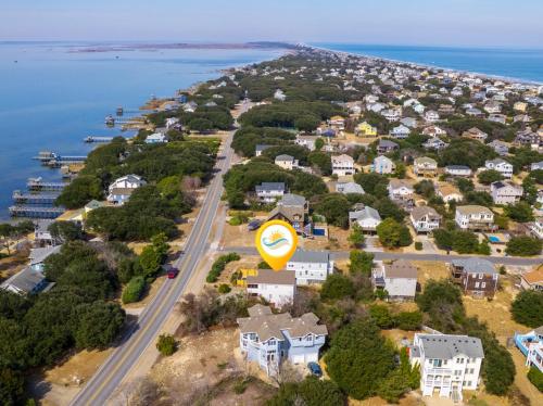 an aerial view of a residential suburb with a yellow sign at 2027 - Sunny Lagoon in Sanderling