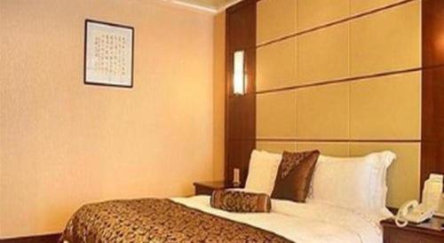 a hotel room with a bed and a telephone at Liyuan Hotel in Shenzhen