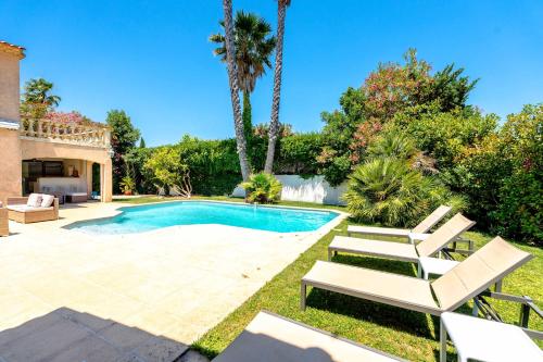 une villa avec piscine et palmiers dans l'établissement Villa La Perle l Pool & Terrace l Shellter Rentals, à Saint-Tropez