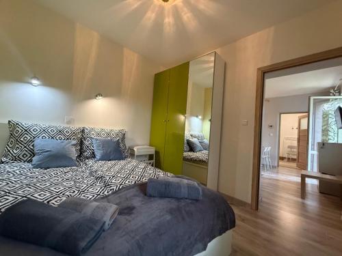 Ένα ή περισσότερα κρεβάτια σε δωμάτιο στο Leśna Residence Comfort Apartment by BookingHost