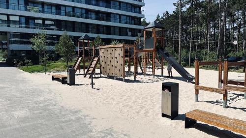 Ο χώρος παιχνιδιού για παιδιά στο Rogowo Shellter Apartament Premium przy plaży