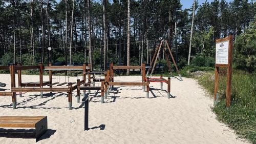 Ο χώρος παιχνιδιού για παιδιά στο Rogowo Shellter Apartament Premium przy plaży