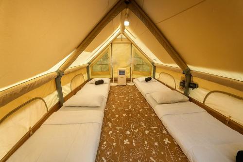 Katil atau katil-katil dalam bilik di LiLLA Hilltop Retreat - Janda Baik