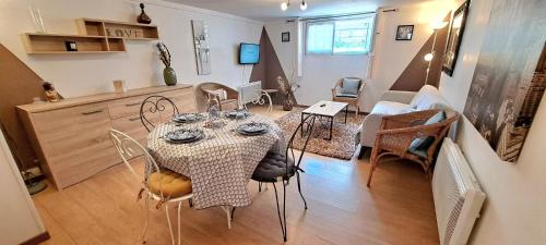 une table à manger et des chaises dans un salon dans l'établissement LA Grâce d'Amboise, à Amboise