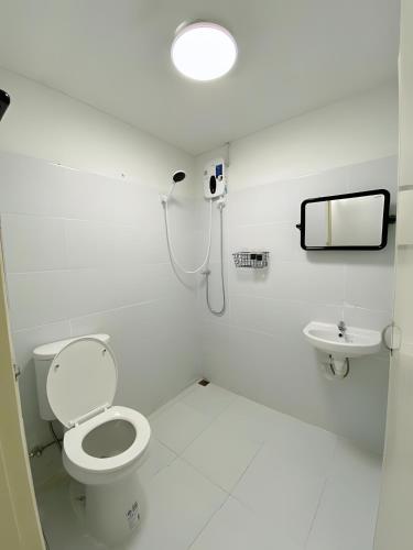 a bathroom with a toilet and a sink at GO INN Siriraj BKK โกอินน์ ศิริราช in Bangkok Noi