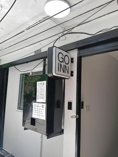 a goin sign on a door in a building at GO INN Siriraj BKK โกอินน์ ศิริราช in Bangkok Noi