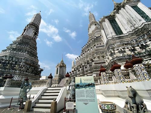 a large white building with two towers at GO INN Siriraj BKK โกอินน์ ศิริราช in Bangkok Noi