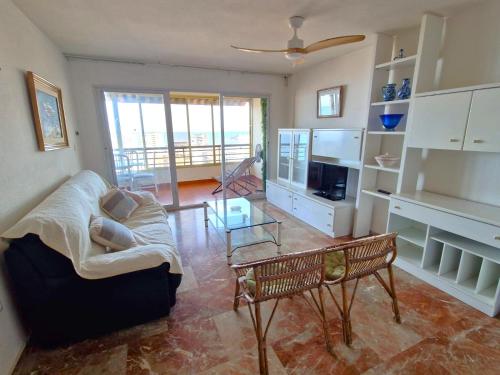 1 min a pie Playa San Juan - Increíbles vistas al mar - 2 habs - Gran terraza - Urbanización con piscina padel y tenis