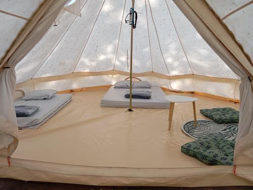 Cette tente comprend 2 lits et une table. dans l'établissement Camping Onlycamp Le Malaga, à Pouilly-sur-Loire