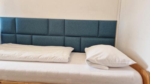 Ένα ή περισσότερα κρεβάτια σε δωμάτιο στο Hotel Schlüssel