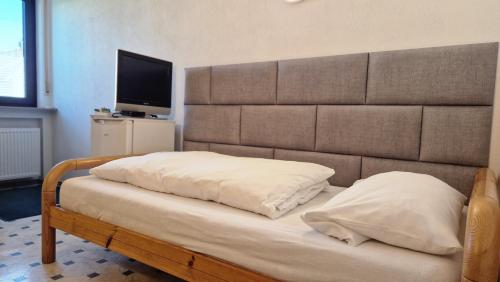 Ένα ή περισσότερα κρεβάτια σε δωμάτιο στο Hotel Schlüssel