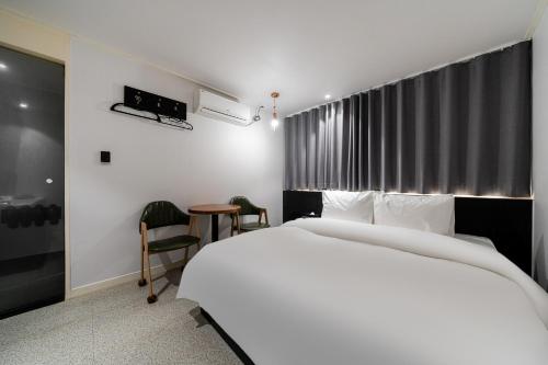 Postel nebo postele na pokoji v ubytování Jamsil Noblestay Hotel