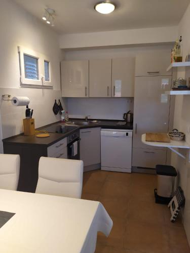 Η κουζίνα ή μικρή κουζίνα στο Cozy Jelsa apartment in the shade of the pines.
