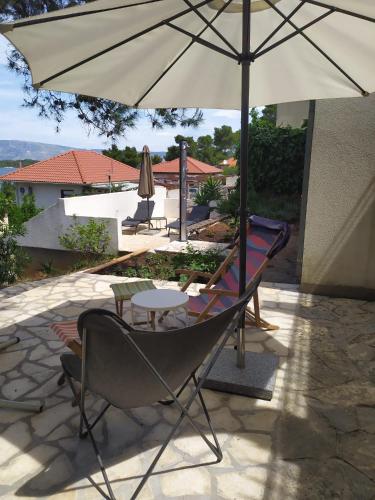 Αίθριο ή υπαίθριος χώρος στο Cozy Jelsa apartment in the shade of the pines.