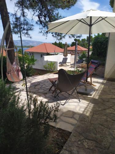 Κήπος έξω από το Cozy Jelsa apartment in the shade of the pines.