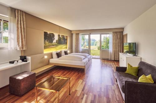 Postel nebo postele na pokoji v ubytování Golfhotel Bodensee by Michael Ritter