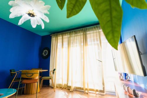 TV a/nebo společenská místnost v ubytování Luna - Cosy Appartement 50m2 - Place Parking Privé -Ascenseur - Position Centrale Gare - Pompidou - Nouvelle Ville - 2 à 4 Personnes