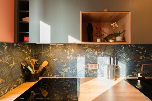 Kuchyň nebo kuchyňský kout v ubytování Luna - Cosy Appartement 50m2 - Place Parking Privé -Ascenseur - Position Centrale Gare - Pompidou - Nouvelle Ville - 2 à 4 Personnes