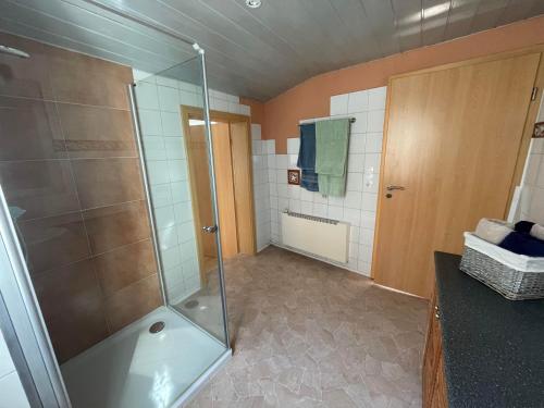a bathroom with a shower with a glass door at Altstadtferienwohnung Einbeck in Einbeck