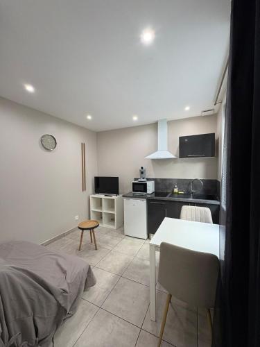 Cette chambre comprend une cuisine avec un lit et une table. dans l'établissement Studio #8 climatisé à 10 min des plages, à Perpignan