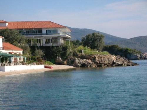 a house on the shore of a body of water at Nicolas in Chorto