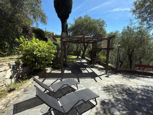 eine Gruppe von Stühlen auf einer Terrasse in der Unterkunft Villa Panorama with beautiful private garden in Santa Margherita Ligure