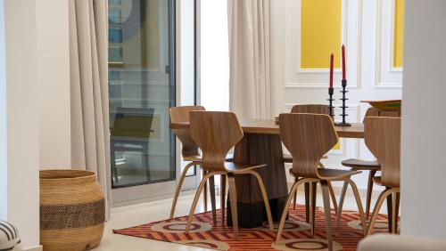 a dining room with a table and chairs at Cityscape & Coastal Charm Elegant 2br Seaside in Dubai Marina
