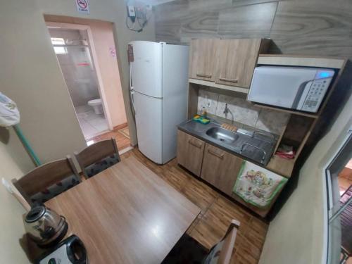 een keuken met een koelkast bij Pousada 201 in Caràzinho