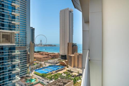 Cityscape & Coastal Charm Elegant 2BR Seaside