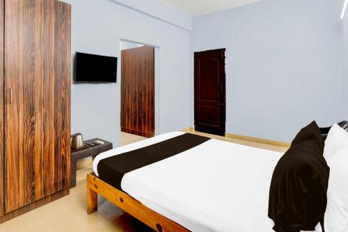 a bedroom with a bed in a room at Collection O Kanathur ECR in Chennai