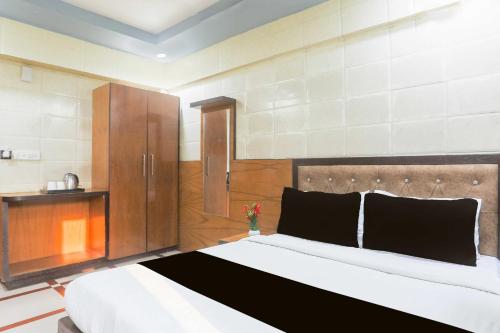 1 dormitorio con 1 cama grande y armario en Collection O Parao, en Ajmer