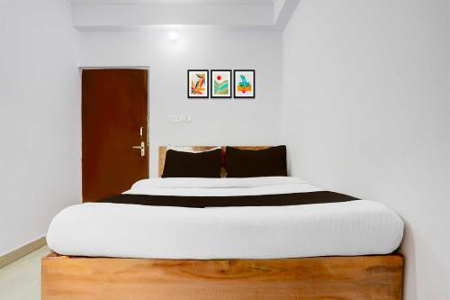 a bedroom with a large bed with white sheets at Collection O Rajeev Nagar in Patna