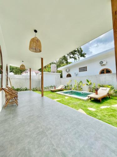 un patio abierto con piscina y una casa en VILLA LULU 2- 2 bedrooms villa - private pool, en Kuta Lombok
