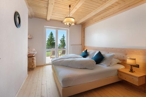 Ένα ή περισσότερα κρεβάτια σε δωμάτιο στο Chalet Magdalena und Lodges