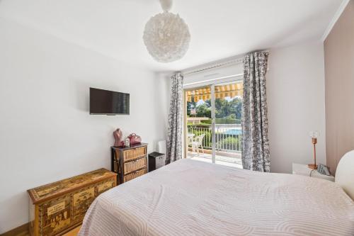 une chambre avec un lit et une fenêtre dans l'établissement Happyfew La Suite Nicerama, à Nice